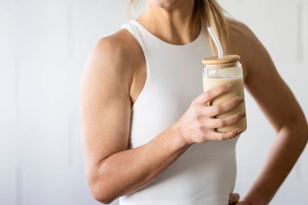 IMAGO Creative, Food, High Protein Frühstück Woman holding healthy protein smoothie with yoga clothes San Francisco, California, United States R_HOOX251009-1860964-01 ,model released, Symbolfoto