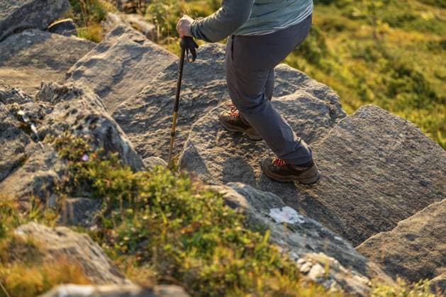 Frau mit Wanderstöcken, Rørsethornet-Steintreppe, mit 3292 Stufen eine der längsten durchgehenden Steintreppen der Welt, Sherpatreppe oder Midsundtreppe oder Midsundtrappene, Rørsethornet-Wanderung, Abendstimmung, Insel Otroya oder Otrøya, Møre og Romsdal, Norwegen Woman with walking sticks, Rørsethornet stone staircase, with 3292 steps one of the longest continuous stone staircases in the world, Sherpatreppe or Midsundtreppe or Midsundtrappene, Rørsethornet hike, evening mood, Otroya or Otrøya island, Møre og Romsdal, Norway Copyright: imageBROKER OlafxKrüger ibxomk15248528.jpg ,model released, Symbolfoto ,property released