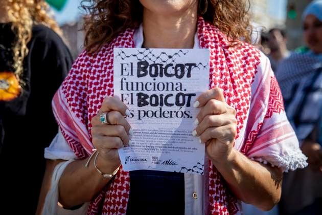 General Strike In Barcelona Supporting Palestine Protesters participate in the general strike called on October 15 by the CGT and other unions in support of Palestine and Gaza. The demonstration passes through several parts of Barcelona and experiences moments of tension and some clashes around Sants station, the city s main railway hub, in Barcelona, Catalonia, Spain, on October 15, 2025. Barcelona Spain  Copyright: xAlbertxLlopx originalFilename: salame-generals251015_npCXI.jpg