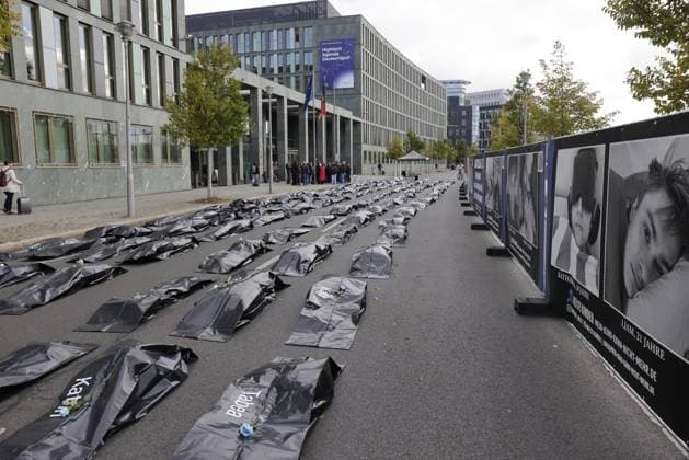 Deutschland, Berlin, ME CFS - lebendig begraben - wo bleibt die Forschungsdekade? Demonstration vor dem Bundesministerium für Forschung, Technologie und Raumfahrt (BMFTR) *** Germany, Berlin, ME CFS buried alive where is the Research Decade Demonstration in front of the Federal Ministry of Research, Technology and Space BMFTR