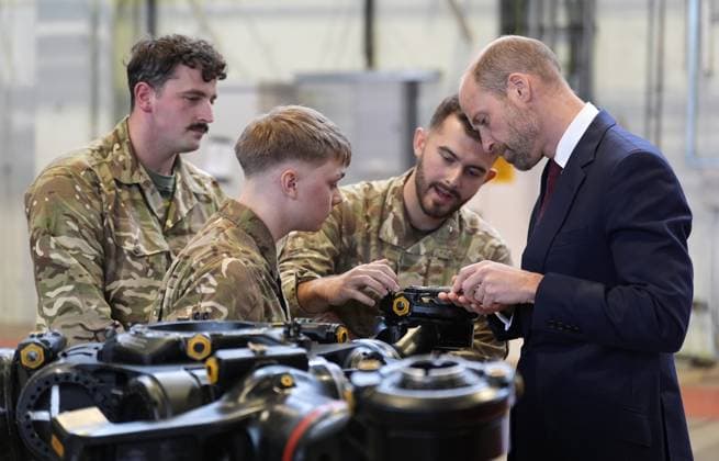Royal visit to RAF Benson The Prince of Wales (right) helps work on a main rotor head of a Chinook helicopter as he meets helicopter technicians from No. 28 (AC) Sqn during a visit to RAF Benson in Wallingford, Oxfordshire. Picture date: Wednesday October 15, 2025., Credit:Andrew Matthews Avalon UK, Wallingford  Copyright: xAndrewxMatthewsx xAvalonx 1045749220