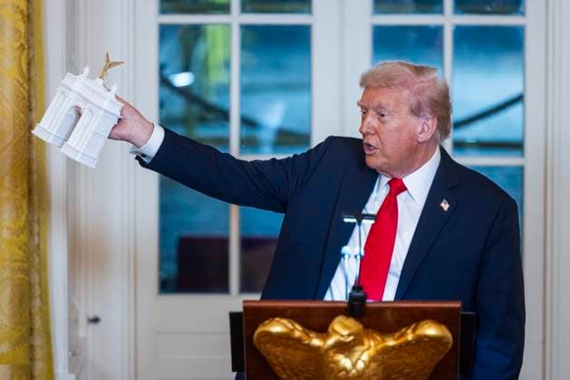 October 15, 2025, Washington, District Of Columbia, USA: United States President DONALD J TRUMP holds a model of the planned Triumph Arch as he speaks ahead of a dinner to raise money for his ballroom extension in the East Room of the White House in Washington, D.C. The 90,000-square-foot ballroom expansion of the White House will seat an estimated 900 people and is estimated to cost 50 million US dollars. Washington USA - ZUMAs152 20251015_faa_s152_001 Copyright: xJimxLoScalzox-xPoolxviaxCNPx