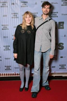 Stella Marie Markert mit Begleitung bei der Premiere des Kinofilms Danke für nichts im Filmtheater Colosseum. Berlin, 15.10.2025