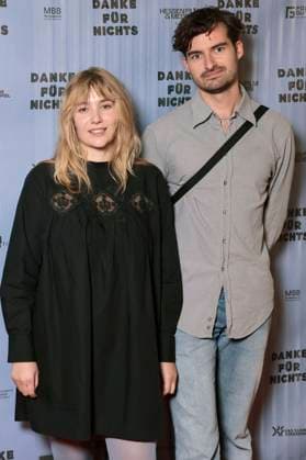 Stella Marie Markert mit Begleitung bei der Premiere des Kinofilms Danke für nichts im Filmtheater Colosseum. Berlin, 15.10.2025