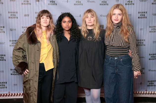 Lea Drinda, Safinaz Sattar, Stella Marie Markert und Sonja Weißer bei der Premiere des Kinofilms Danke für nichts im Filmtheater Colosseum. Berlin, 15.10.2025 *** Lea Drinda, Safinaz Sattar, Stella Marie Markert and Sonja Weißer at the premiere of the feature film Danke für nichts at the Colosseum Filmtheater Berlin, 15 10 2025 Foto:xS.xGabschx xFuturexImagex danke_5012
