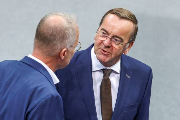 News Bilder des Tages Befragung der Bundesregierung im Bundestag Boris Pistorius (SPD), Bundesminister der Verteidigung, bei der Plenarsitzung im Deutschen Bundestag am 16.10.25 in Berlin. Berlin Berlin Deutschland Bundestag *** Questioning of the Federal Government in the Bundestag Boris Pistorius SPD , Federal Minister of Defense, at the plenary session of the German Bundestag on 16 10 25 in Berlin Berlin Berlin Germany Bundestag