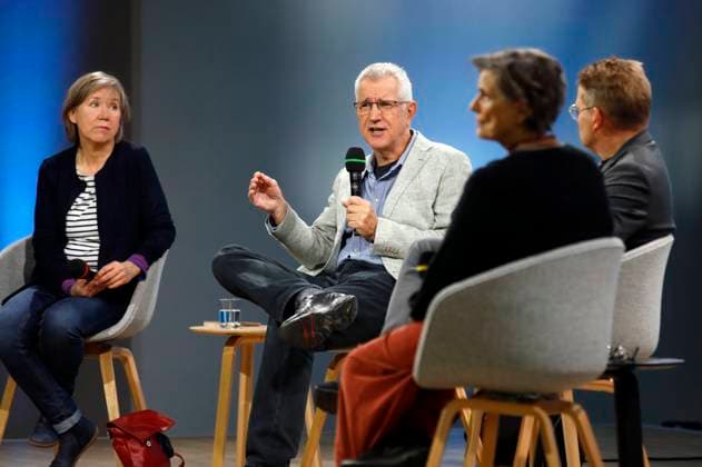 Cornelia Geißler, Helmut Böttiger, Iris Radisch und Carsten Otte auf der Literaturbühne von ARD, ZDF und 3sat bei der 77. Frankfurter Buchmesse 2025 auf dem Messegelände. Frankfurt am Main, 15.10.2025 *** Cornelia Geißler, Helmut Böttiger, Iris Radisch and Carsten Otte on the literary stage of ARD, ZDF and 3sat at the 77 Frankfurter Buchmesse 2025 at the Frankfurt am Main exhibition grounds, 15 10 2025 Foto:xAgenturxWehnertx xGränzdörferx xFuturexImagex buchmesse_5002