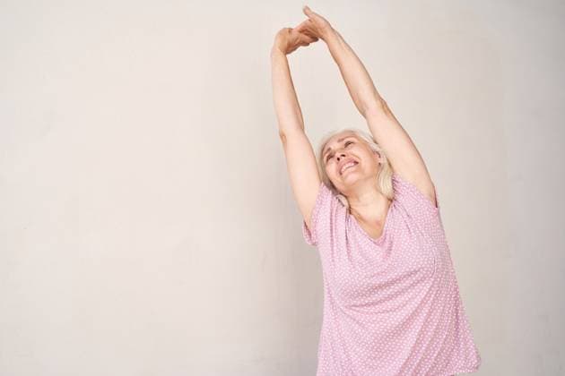 Ältere kaukasische Frau lächelnd und Stretching in rosa Polka Dot Shirt gegen Elderly caucasian woman smiling and stretching in pink polka dot shirt against plain background. (License=RF) ,model released, Symbolfoto Copyright: xZoonar.com ElenaxSafonovax 23923935 ,model released, Symbolfoto ,property released