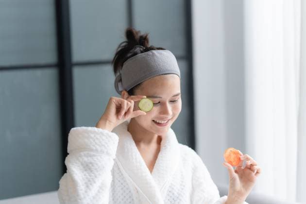 Junge asiatische Frau genießt Gesichtsbehandlung mit Gurke und Tomate Gesichtsmaske zu Hause Sleepover für Healthcare Wellness Lifestyle. Young Asian Woman Enjoying Facial with Cucumber and Tomato Face Mask at Home Sleepover for Healthcare Wellness Lifestyle (License=RF) ,model released, Symbolfoto Copyright: xZoonar.com SirijitxJongcharoenkulchaix 23929386 ,model released, Symbolfoto ,property released