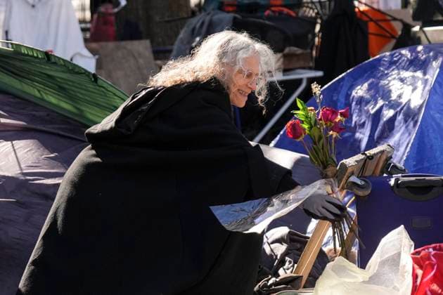 October 16, 2025, Toronto, On, Canada: Rev. Canon Maggie Helwig helps move a resident s belongings as Toronto city workers prepare to clear the unhoused persons encampment at St. Stephen-in-the-Fields Church, in Toronto, on Thursday, Oct. 16, 2025. Toronto Canada  - ZUMAc35_ 20251016_zaf_c35_022 Copyright: xChrisxYoungx