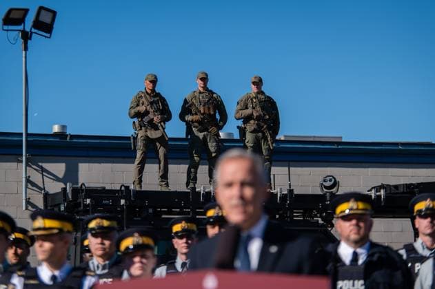 News Bilder des Tages October 16, 2025, Etobicoke, On, Canada: Prime Minister Mark Carney visits an RCMP detachment to make an announcement in Etobicoke, Ont., on Thursday, Oct. 16, 2025. Etobicoke Canada  - ZUMAc35_ 20251016_zaf_c35_024 Copyright: xLauraxProctorx