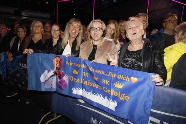 Weltpremiere des Konzertfilms 50 JAHRE ROLAND KAISER EIN LEBEN FÜR DIE MUSIK Münster, 16.10.2025 Fans von Roland Kaiser bei der Weltpremiere des Roland Kaiser Kinofilms 50 Jahre Roland Kaiser Ein Leben für die Musik im Cineplex Kino Münster Nordrhein-Westfalen Germany Copyright: xMatthiasxGränzdörferx