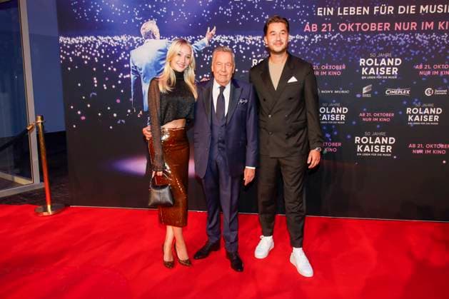 Weltpremiere des Roland Kaiser Konzertfilm 50 Jahre Roland Kaiser - Ein Leben für die Musik in Münster Münster, 16.10.2025 Annalena Kaiser; Roland Kaiser und Jan Kaiser bei der Weltpremiere des Roland Kaiser-Konzertfilms in Münster NRW Copyright: xMatthiasxGränzdörferx