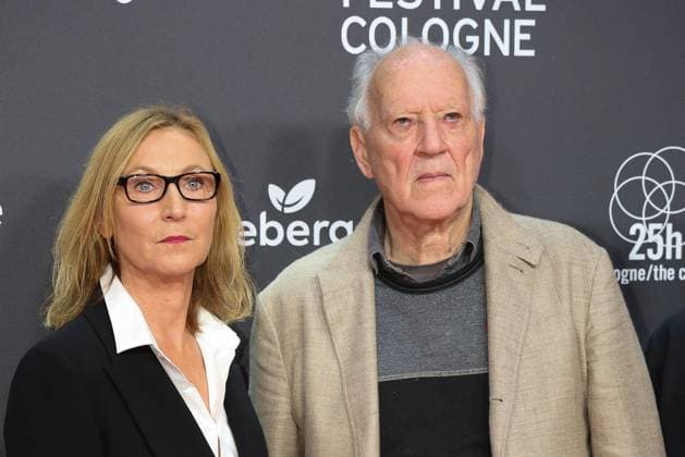 Katharina Blum (Medienstiftung NRW) und Werner Herzog bei der Ankunft zur Auszeichnung mit dem Filmpreis Koeln im Rahmen der Film Festvial Cologne Awards am 16.10.2025 im Cineplex Filmpalast in Koeln Film Festival Cologne Awards 2025 in Koeln