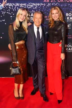 Weltpremiere des Roland Kaiser Konzertfilm 50 Jahre Roland Kaiser - Ein Leben für die Musik in Münster Münster, 16.10.2025 Annalena Kaiser, Roland Kaiser uns Saskia Leppin bei der Weltpremiere des Roland Kaiser-Konzertfilms in Münster NRW Copyright: xMatthiasxGränzdörferx