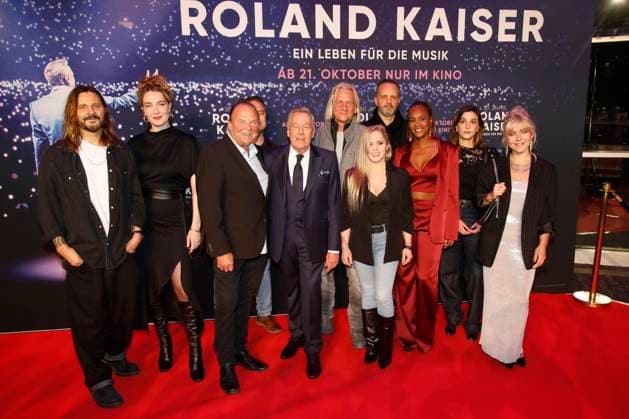 Weltpremiere des Roland Kaiser Konzertfilm 50 Jahre Roland Kaiser - Ein Leben für die Musik in Münster Münster, 16.10.2025 Roland Kaiser und seine Band bei der Weltpremiere des Roland Kaiser-Konzertfilms in Münster NRW Copyright: xMatthiasxGränzdörferx