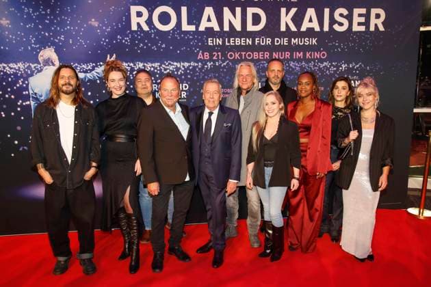 Weltpremiere des Roland Kaiser Konzertfilm 50 Jahre Roland Kaiser - Ein Leben für die Musik in Münster Münster, 16.10.2025 Roland Kaiser und seine Band bei der Weltpremiere des Roland Kaiser-Konzertfilms in Münster NRW Copyright: xMatthiasxGränzdörferx