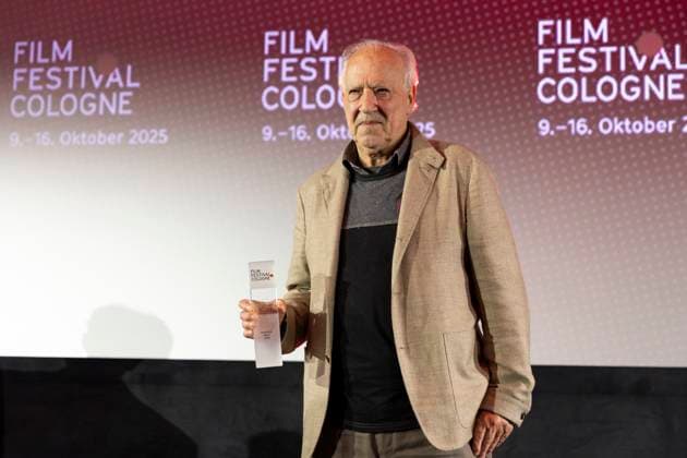 Regisseur, Filmemacher Werner HERZOG (mi.) mit dem Filmpreis Koeln 2025, Portrait, Portraet, Halbfigur, freundlich, beim Film Festival Cologne, im Filmpalast Koeln, am 16.10.2025.