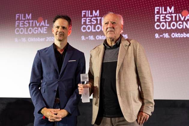 Regisseur, Filmemacher Werner HERZOG (re.), mit dem Filmpreis Koeln 2025 und Laudator Schriftsteller und Regisseur Thomas von STEINAECKER (li.), Portrait, Portraet, Halbfigur, freundlich, beim Film Festival Cologne, im Filmpalast Koeln, am 16.10.2025.