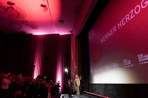 Regisseur, Filmemacher Werner HERZOG (re.), Preistraeger Filmpreis Koeln 2025, Standing Ovation im Saal, beim Film Festival Cologne, im Filmpalast Koeln, am 16.10.2025.