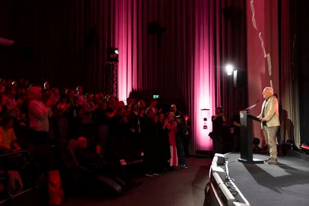 Regisseur, Filmemacher Werner HERZOG (re.), Preistraeger Filmpreis Koeln 2025, Standing Ovation im Saal, beim Film Festival Cologne, im Filmpalast Koeln, am 16.10.2025.