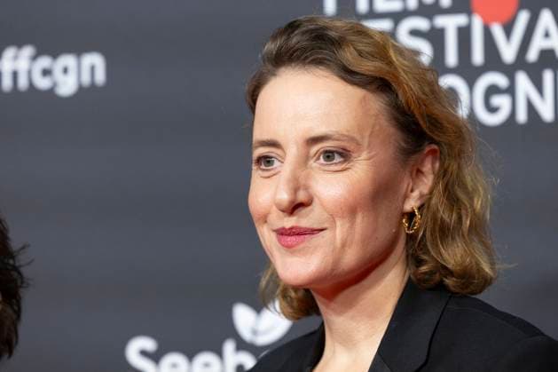 Schauspielerin Maren EGGERT (mi.), Preistraegerin International Actors Award 2025, Portrait, Portraet, freundlich, Red Carpet, beim Film Festival Cologne, im Filmpalast Koeln, am 16.10.2025.