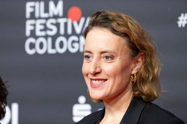 Schauspielerin Maren EGGERT (mi.), Preistraegerin International Actors Award 2025, Portrait, Portraet, freundlich, lachen, Red Carpet, beim Film Festival Cologne, im Filmpalast Koeln, am 16.10.2025.