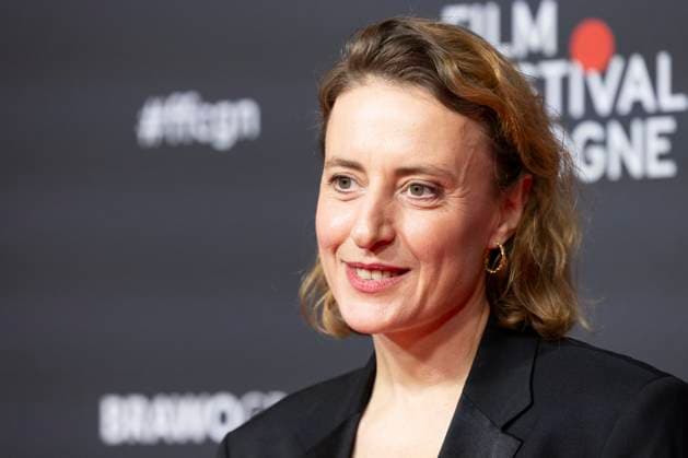 Schauspielerin Maren EGGERT (mi.), Preistraegerin International Actors Award 2025, Portrait, Portraet, freundlich, lachen, Red Carpet, beim Film Festival Cologne, im Filmpalast Koeln, am 16.10.2025.