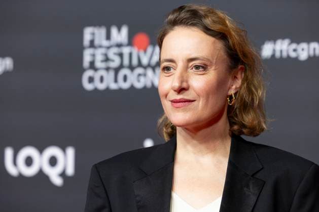 Schauspielerin Maren EGGERT (mi.), Preistraegerin International Actors Award 2025, Portrait, Portraet, freundlich, Red Carpet, beim Film Festival Cologne, im Filmpalast Koeln, am 16.10.2025.