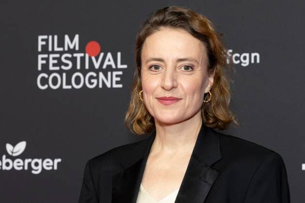 Schauspielerin Maren EGGERT (mi.), Preistraegerin International Actors Award 2025, Portrait, Portraet, freundlich, lachen, Red Carpet, beim Film Festival Cologne, im Filmpalast Koeln, am 16.10.2025.