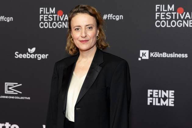 Schauspielerin Maren EGGERT (mi.), Preistraegerin International Actors Award 2025, Portrait, Portraet, freundlich, Halbfigur, lachen, Red Carpet, beim Film Festival Cologne, im Filmpalast Koeln, am 16.10.2025.