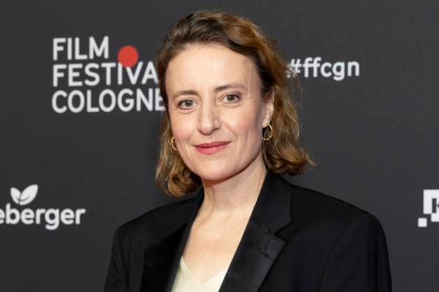 Schauspielerin Maren EGGERT (mi.), Preistraegerin International Actors Award 2025, Portrait, Portraet, freundlich, Halbfigur, lachen, Red Carpet, beim Film Festival Cologne, im Filmpalast Koeln, am 16.10.2025.