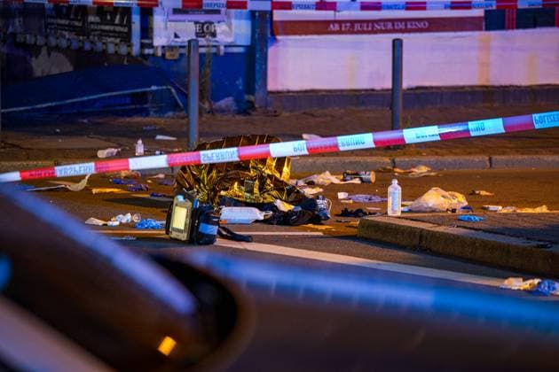 Zwillingsbrüder sterben bei E-Scooter-Unfall in Frankfurt Fahrer unter Lachgas-Einfluss festgenommen In Frankfurt am Main sind in der Nacht auf Sonntag, 06.07.2025, zwei 23-jährige Zwillingsbrüder bei einem Zusammenstoß zwischen einem Auto und ihrem E-Scooter ums Leben gekommen. Nach Angaben von Polizei und Staatsanwaltschaft soll der 23-jährige Autofahrer unter dem Einfluss von Lachgas und mit überhöhter Geschwindigkeit unterwegs gewesen sein. Das Fahrzeug prallte zunächst gegen den Scooter der Brüder und erfasste anschließend einen weiteren 27-jährigen E-Scooter-Fahrer, der schwer verletzt wurde. Gegen den mutmaßlichen Verursacher wurde Haftbefehl wegen fahrlässiger Tötung, versuchten Totschlags und Fahrerflucht erlassen
