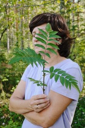 Reife Frau hinter grünem Spitzenblatt in Waldumgebung Mature woman behind lacy green leaf in forest setting. (License=RF) ,model released, Symbolfoto Copyright: xZoonar.com ElenaxNazarovax 23945472 ,model released, Symbolfoto ,property released