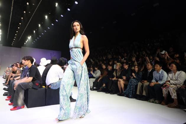 (251017) -- THAILAND, Oct. 17, 2025 -- A model presents creations during the Bangkok International Fashion Week in Bangkok, Thailand, on Oct. 16, 2025. Running from Oct. 16 to 19, the Bangkok International Fashion Week is an important platform for Thai designers to showcase their designs and creativity. ) THAILAND-BANGKOK-FASHION WEEK RachenxSageamsak 