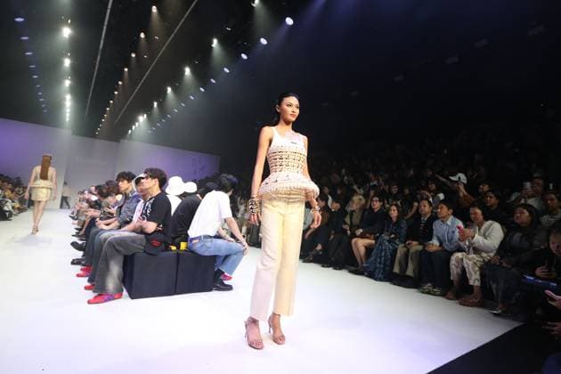 (251017) -- THAILAND, Oct. 17, 2025 -- A model presents creations during the Bangkok International Fashion Week in Bangkok, Thailand, on Oct. 16, 2025. Running from Oct. 16 to 19, the Bangkok International Fashion Week is an important platform for Thai designers to showcase their designs and creativity. ) THAILAND-BANGKOK-FASHION WEEK RachenxSageamsak 