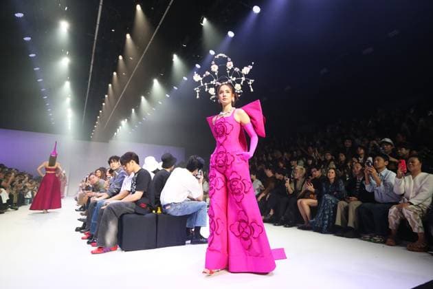 (251017) -- THAILAND, Oct. 17, 2025 -- A model presents creations during the Bangkok International Fashion Week in Bangkok, Thailand, on Oct. 16, 2025. Running from Oct. 16 to 19, the Bangkok International Fashion Week is an important platform for Thai designers to showcase their designs and creativity. ) THAILAND-BANGKOK-FASHION WEEK RachenxSageamsak 