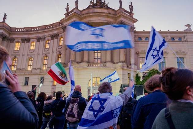 Berlin Rally Celebrates Hostage Release People wave Israeli flags during a Coming Home Welcome Home rally at Bebelplatz in Berlin, Germany on October 13, 2025. The gathering celebrated the release of Israeli hostages held by Hamas. Berlin State of Berlin Germany Copyright: xStefanxFrankx