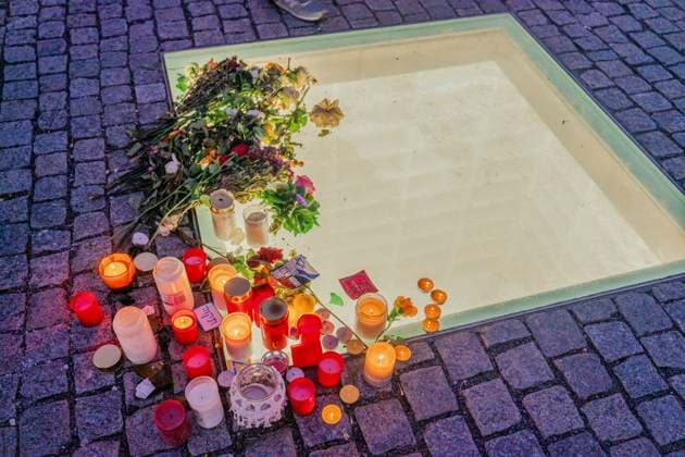 Berlin Rally Celebrates Hostage Release Candles and flowers are placed around the Empty Library memorial at Bebelplatz in Berlin, Germany on October 13, 2025. The gathering celebrated the release of Israeli hostages held by Hamas. Berlin State of Berlin Germany Copyright: xStefanxFrankx