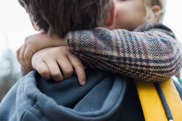 Liebevolles Kind, das seinen Vater umarmt, sich mit einem zärtlichen Kuss an ihn drückt und so seine tiefe familiäre Zuneigung während eines Familienmoments im Freien zeigt Child hugging father with arms wrapped around his neck, sharing a sweet kiss, radiating love and warmth in a cozy outdoor setting (License=RF) ,model released, Symbolfoto Copyright: xZoonar.com DanilxRoudenkox 23953315 ,model released, Symbolfoto ,property released