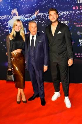 abb Roland Kaiser mit Tochter Annalena und Sohn Jan der Schlagersaenger auf dem roten Teppich bei der Kino Weltpremiere des Films 50 Jahre Roland Kaiser - Ein Leben fuer die Musik im Kino Cineplex am 16.10,2025 in Muenster NRW Deutschland