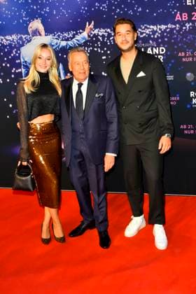 abb Roland Kaiser mit Tochter Annalena und Sohn Jan der Schlagersaenger auf dem roten Teppich bei der Kino Weltpremiere des Films 50 Jahre Roland Kaiser - Ein Leben fuer die Musik im Kino Cineplex am 16.10,2025 in Muenster NRW Deutschland