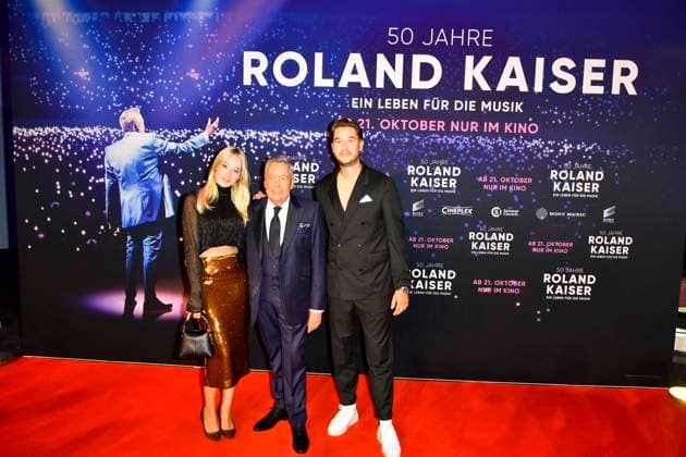abb Roland Kaiser mit Tochter Annalena und Sohn Jan der Schlagersaenger auf dem roten Teppich bei der Kino Weltpremiere des Films 50 Jahre Roland Kaiser - Ein Leben fuer die Musik im Kino Cineplex am 16.10,2025 in Muenster NRW Deutschland