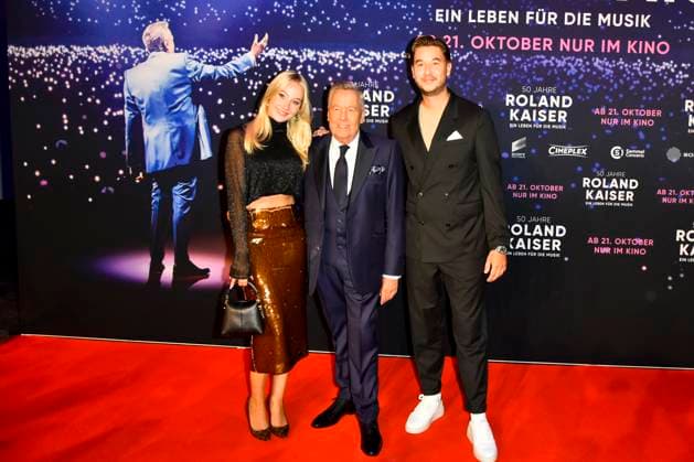 abb Roland Kaiser mit Tochter Annalena und Sohn Jan der Schlagersaenger auf dem roten Teppich bei der Kino Weltpremiere des Films 50 Jahre Roland Kaiser - Ein Leben fuer die Musik im Kino Cineplex am 16.10,2025 in Muenster NRW Deutschland