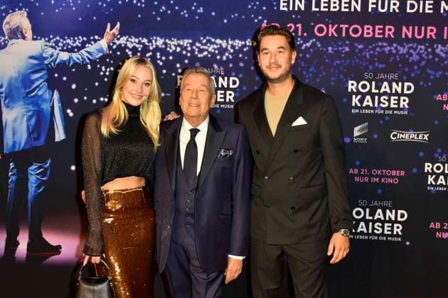 abb Roland Kaiser mit Tochter Annalena und Sohn Jan der Schlagersaenger auf dem roten Teppich bei der Kino Weltpremiere des Films 50 Jahre Roland Kaiser - Ein Leben fuer die Musik im Kino Cineplex am 16.10,2025 in Muenster NRW Deutschland