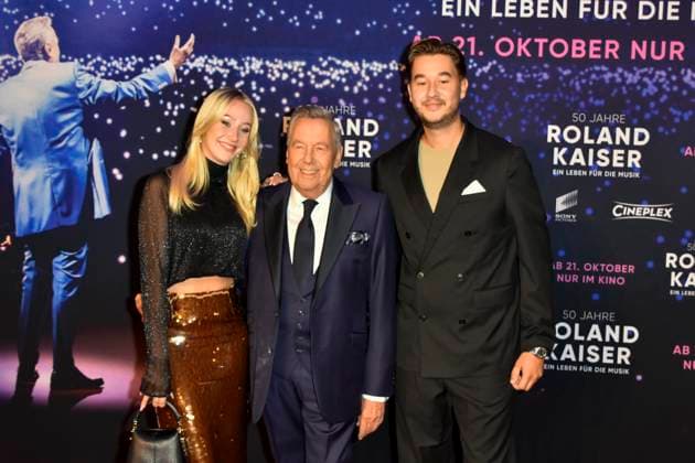 abb Roland Kaiser mit Tochter Annalena und Sohn Jan der Schlagersaenger auf dem roten Teppich bei der Kino Weltpremiere des Films 50 Jahre Roland Kaiser - Ein Leben fuer die Musik im Kino Cineplex am 16.10,2025 in Muenster NRW Deutschland