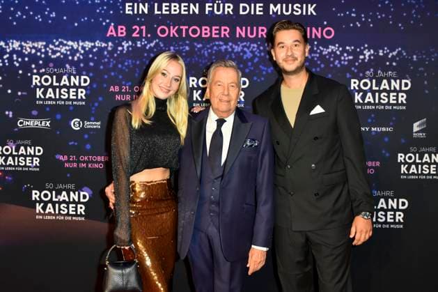 abb Roland Kaiser mit Tochter Annalena und Sohn Jan der Schlagersaenger auf dem roten Teppich bei der Kino Weltpremiere des Films 50 Jahre Roland Kaiser - Ein Leben fuer die Musik im Kino Cineplex am 16.10,2025 in Muenster NRW Deutschland