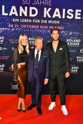 abb Roland Kaiser mit Tochter Annalena und Sohn Jan der Schlagersaenger auf dem roten Teppich bei der Kino Weltpremiere des Films 50 Jahre Roland Kaiser - Ein Leben fuer die Musik im Kino Cineplex am 16.10,2025 in Muenster NRW Deutschland