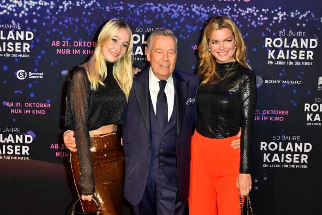 abb Roland Kaiser mit Tochter Annalena und Saskia Leppin Saengerin der Schlagersaenger auf dem roten Teppich bei der Kino Weltpremiere des Films 50 Jahre Roland Kaiser - Ein Leben fuer die Musik im Kino Cineplex am 16.10,2025 in Muenster NRW Deutschland