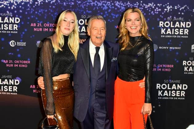 abb Roland Kaiser mit Tochter Annalena und Saskia Leppin Saengerin der Schlagersaenger auf dem roten Teppich bei der Kino Weltpremiere des Films 50 Jahre Roland Kaiser - Ein Leben fuer die Musik im Kino Cineplex am 16.10,2025 in Muenster NRW Deutschland